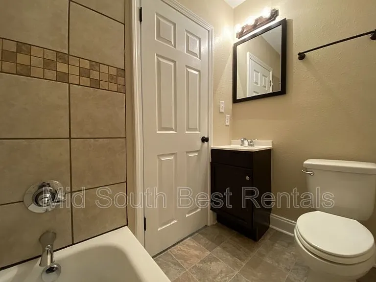 1100 S Woodrow St #B — Photo 2