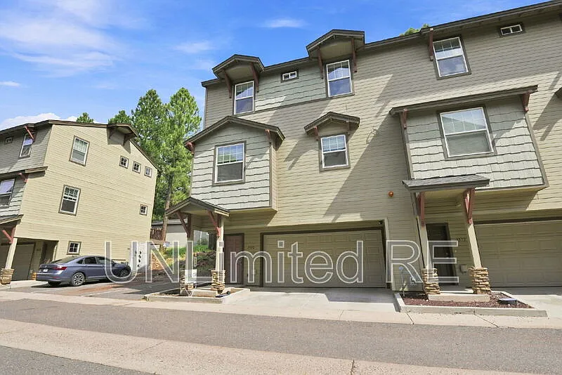 4 bed, 3.0 bath, 1624 sqft, $3,200 — Photo 4