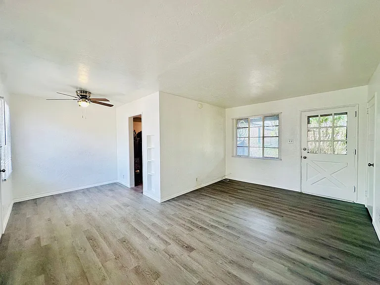 1 Bedroom Cottage Style Homes! — Photo 5