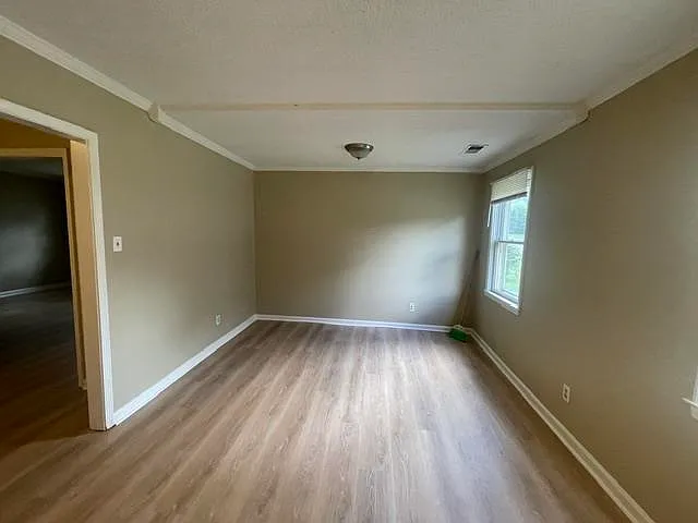 3 bed, 1.0 bath, 1231 sqft, $1,100 — Photo 3