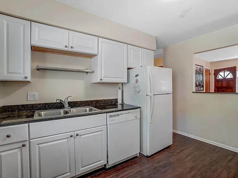 454 Warner St — Photo 24