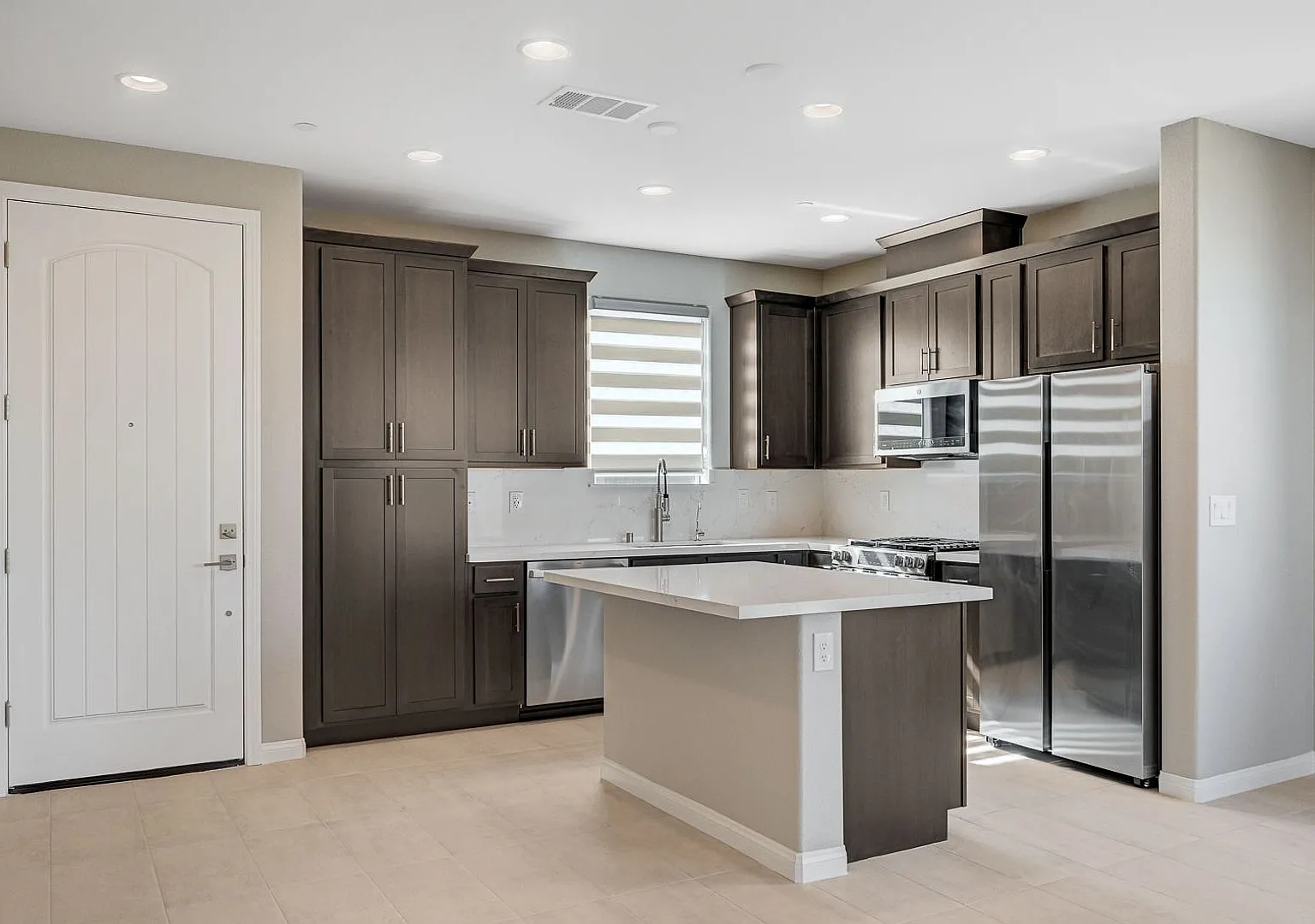 Stunning Summerlin Three Bedroom! — Photo 4