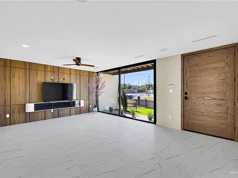 1406 S 7th Ave — Photo 4