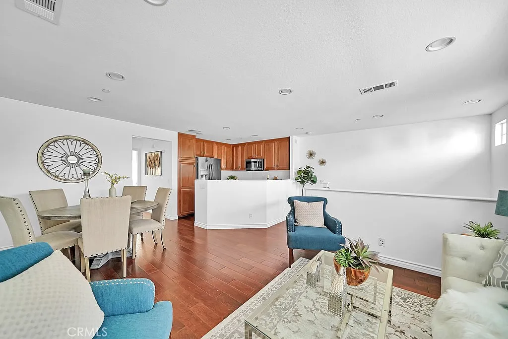 2 bed, 2.5 bath, 1180 sqft, $3,700 — Photo 4