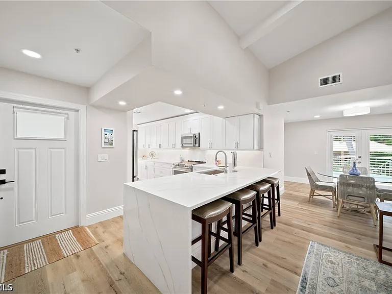 248 4th Ave S #D-201 — Photo 9