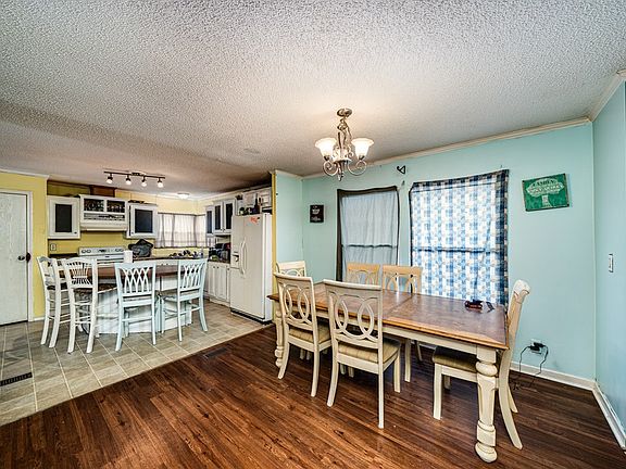 4th image of 16 Cardinal Ln