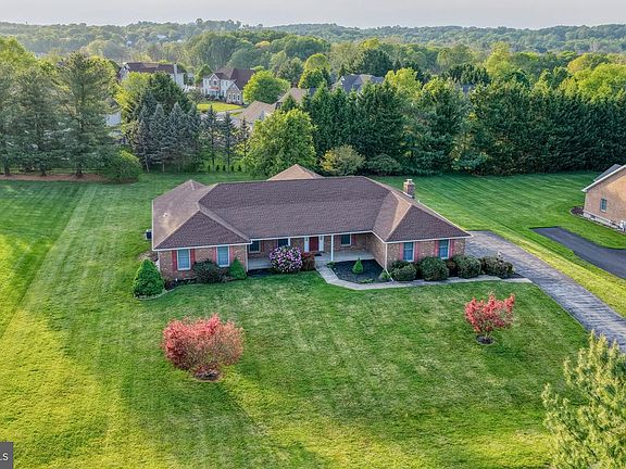 3rd image of 318 Detjen Dr