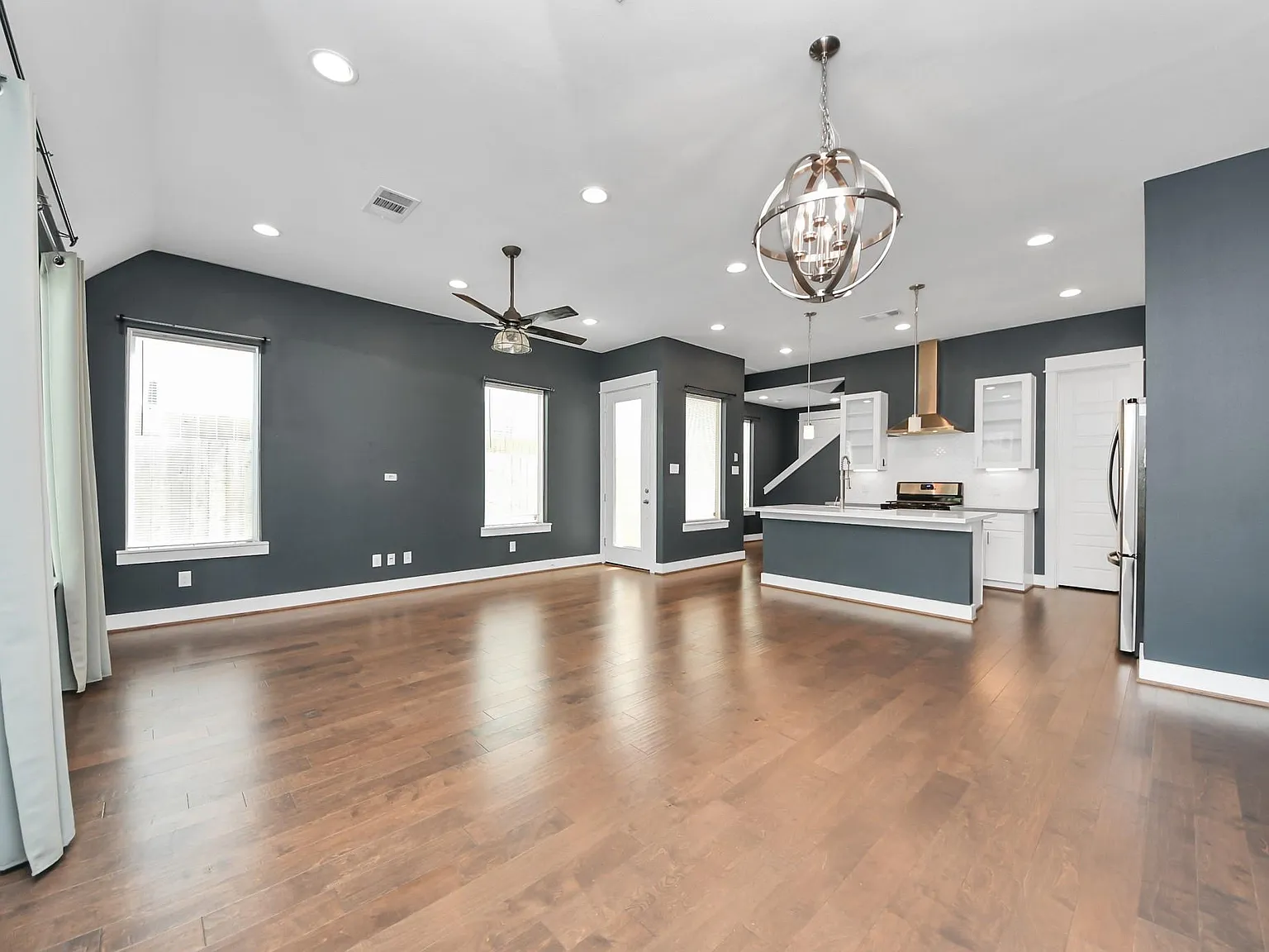 3 bed, 2.5 bath, 1803 sqft, $2,500 — Photo 3