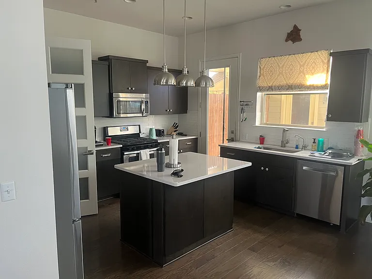 2707 Zach Scott St — Photo 4