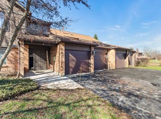 4 Creekside Cir APT D, Elgin, IL 60123