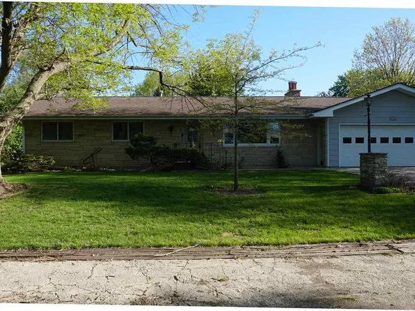 448 Brady St, Hills, IA 52235