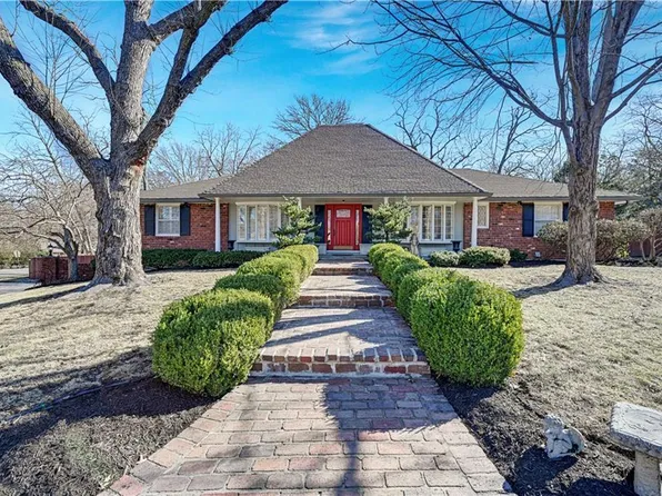 8601 Juniper St, Prairie Village, KS 66207
