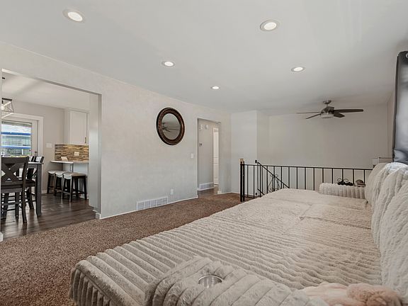 4th image of 1102 E Sleepy Hollow Ln S