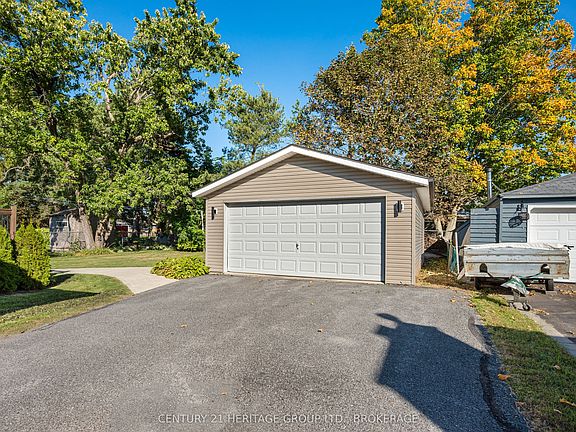 3rd image of 35 Loyalist Ave