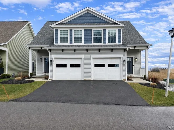 902 Carriage Ln, Buffalo, NY 14224