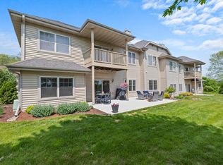 957 Autumn Ridge Ln, Hartford, WI 53027