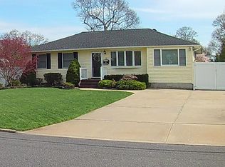 12 Mina Rd, Oakdale, NY 11769