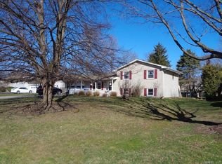 96 Longsworth Dr, Rochester, NY 14625