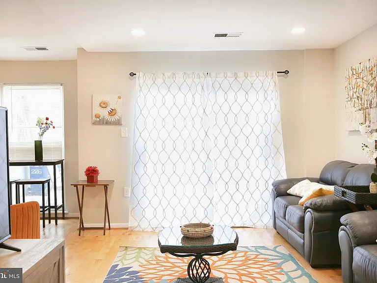 226 S Stevenson Sq — Photo 10