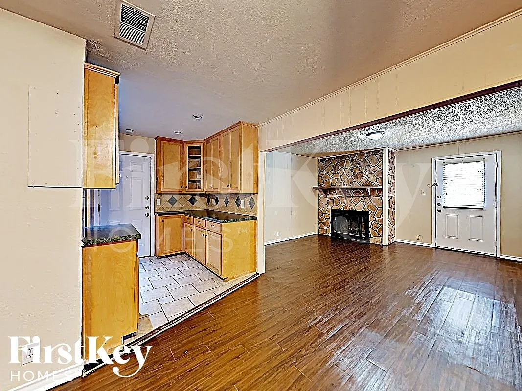 4 bed, 2.0 bath, 2096 sqft, $2,945 — Photo 3