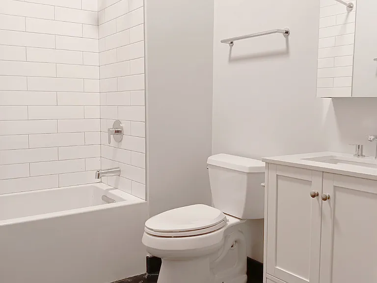 4046 N Hermitage Ave #202 — Photo 3