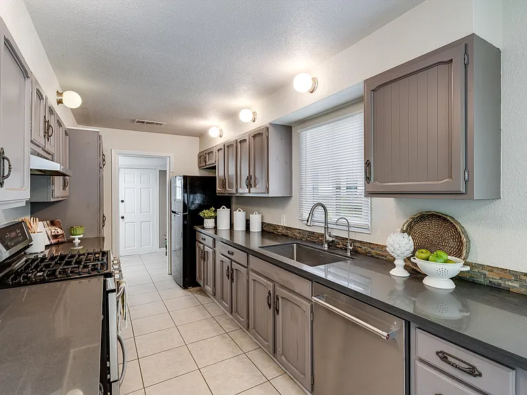 2030 W Lincoln Ave — Photo 11
