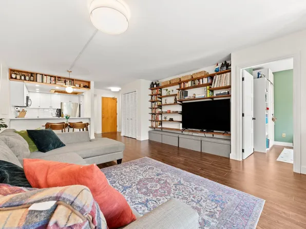 1045 Quayside Dr #102, New Westminster, BC V3M 6C9