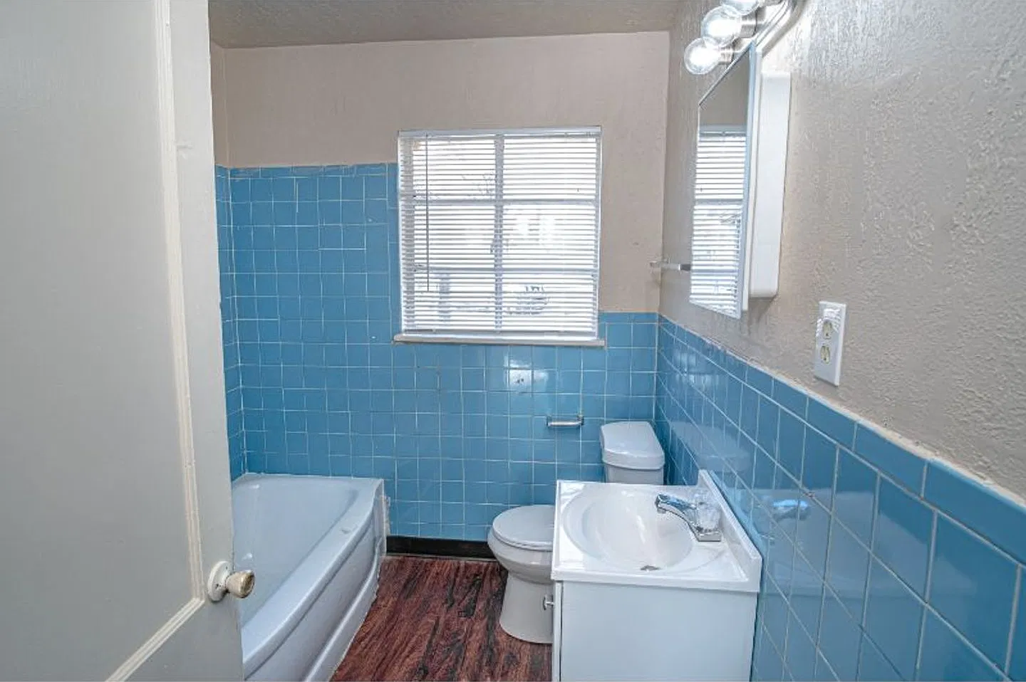 Cozy Remodeled Home Near Downtown — Photo 4