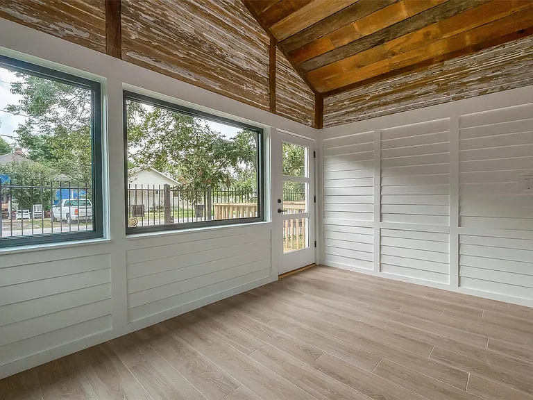 2702 Delano St — Photo 44