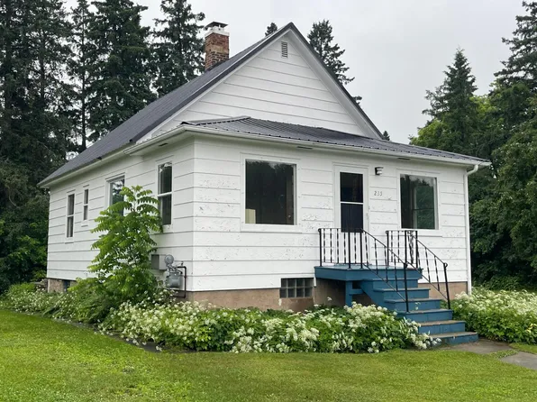 235 W Oak St, Ironwood, MI 49938