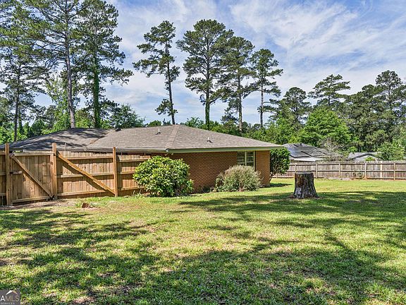 3rd image of 711 Winchester Cir