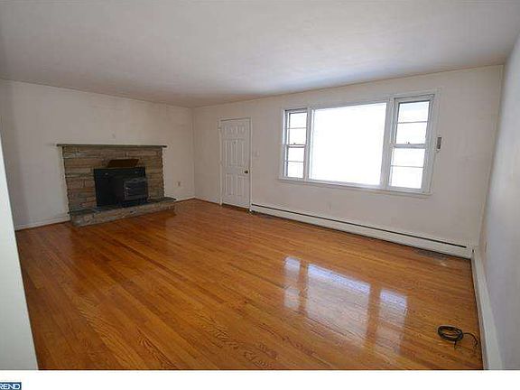 4th image of 862 W Kings Hwy