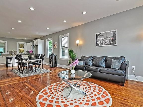 5th image of 4 Wentworth St