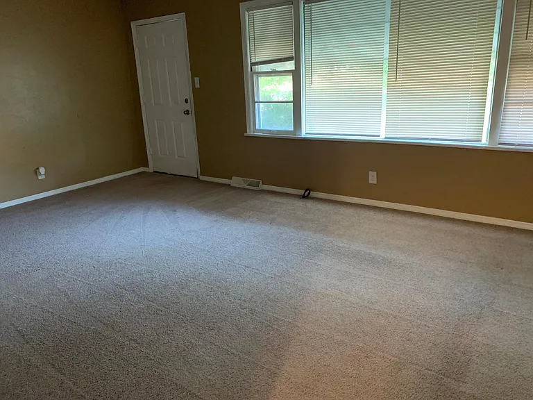 1709 S Walnut St — Photo 12