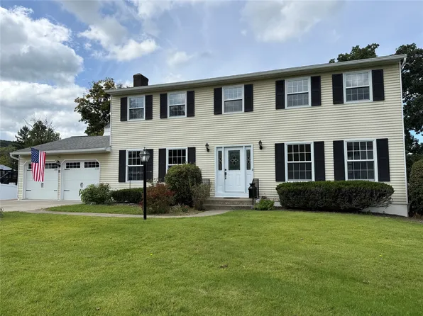 10 Oakwood Dr, Apalachin, NY 13732