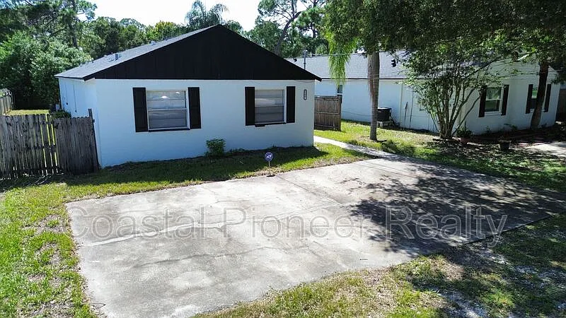 3 bed, 2.0 bath, 1079 sqft, $2,150 — Photo 1