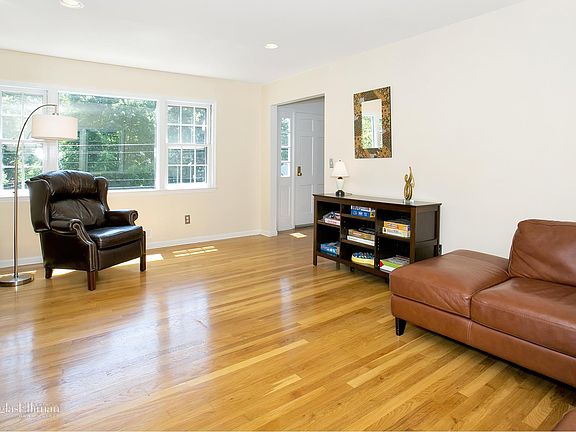 4th image of 61 Pinebrook Dr