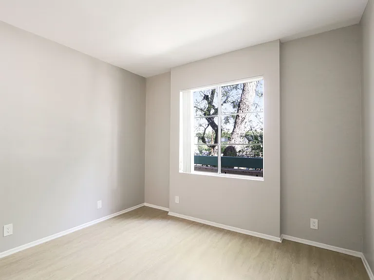 Courtyard at Sherman Oaks — Photo 38