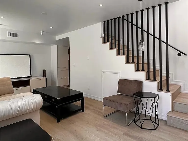 2686 Greenfield Ave — Photo 3