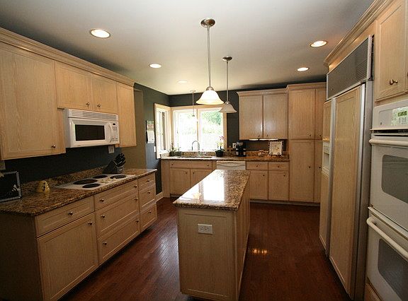 5th image of 2930 Twin Oaks Dr