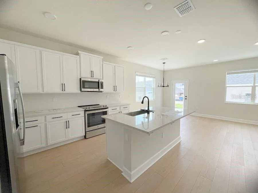 3 bed, 2.5 bath, 1850 sqft, $3,150 — Photo 2