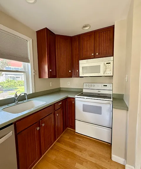 Eat-in Kitchen
~10.5 x 15.5