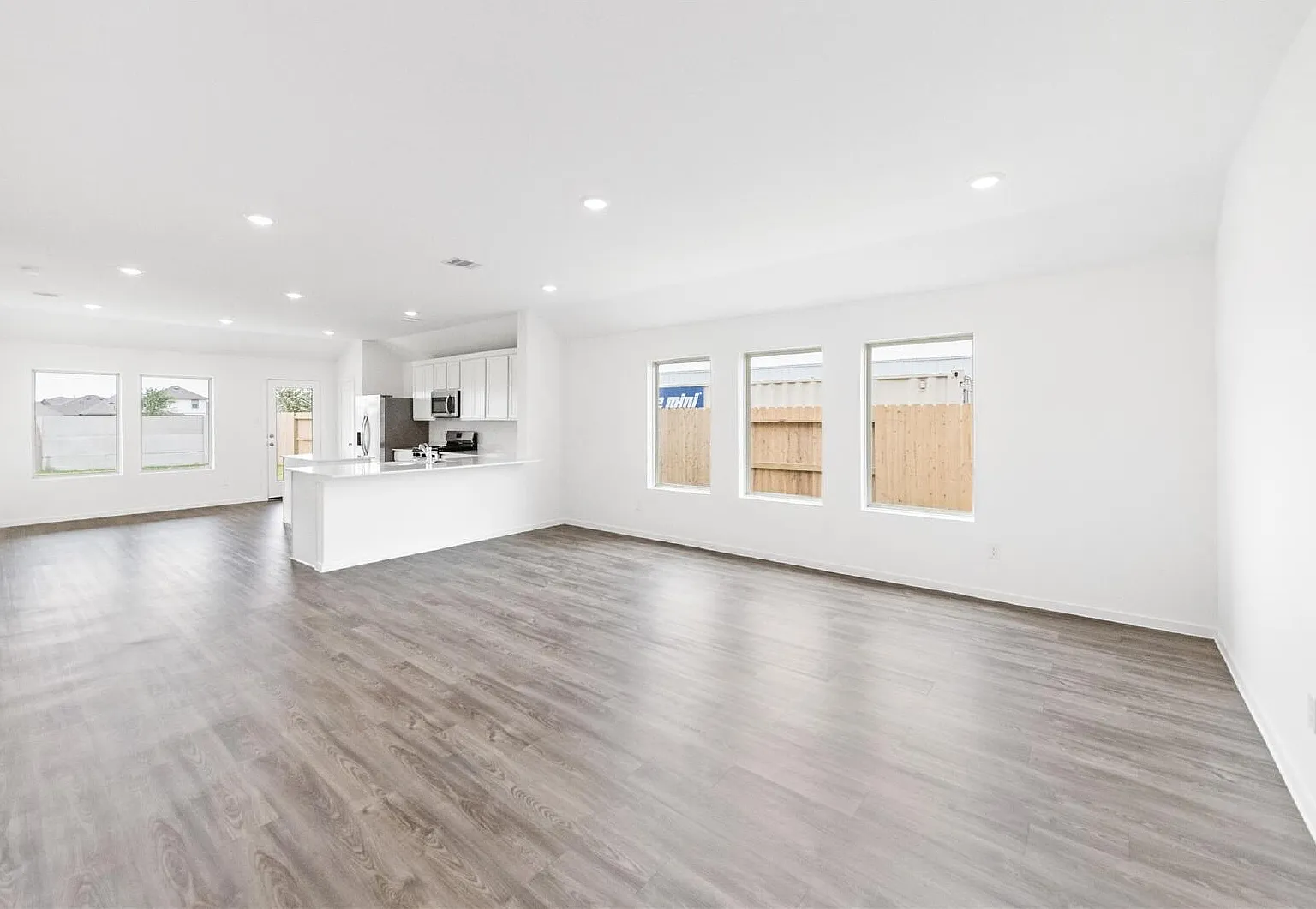 4 bed, 2.0 bath, 1922 sqft, $2,300 — Photo 3