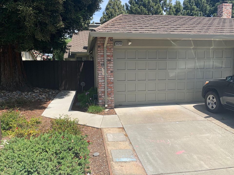 2 car de-attached garage