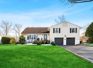 97 Hanson Ln, New Rochelle, NY 10804