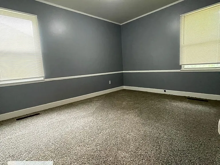 10400 Saratoga St — Photo 5