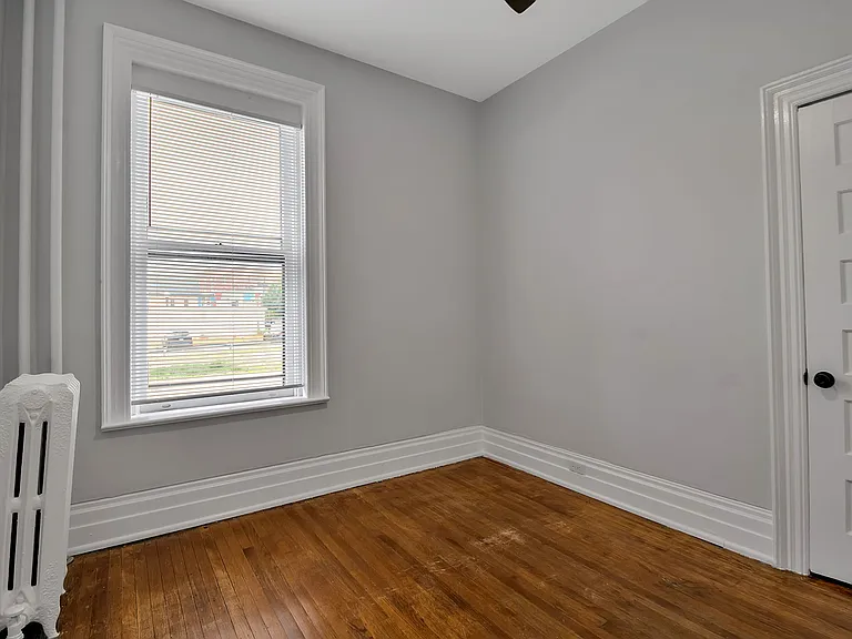 215 Allen St — Photo 9