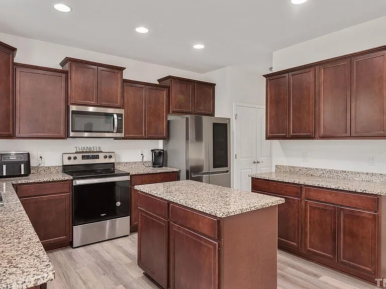 220 Avery Glenn Way — Photo 20