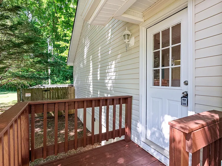 1004 W Walnut St — Photo 3