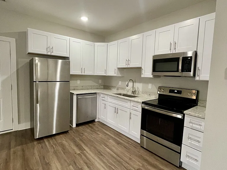 325 English Commons Drive — Photo 3